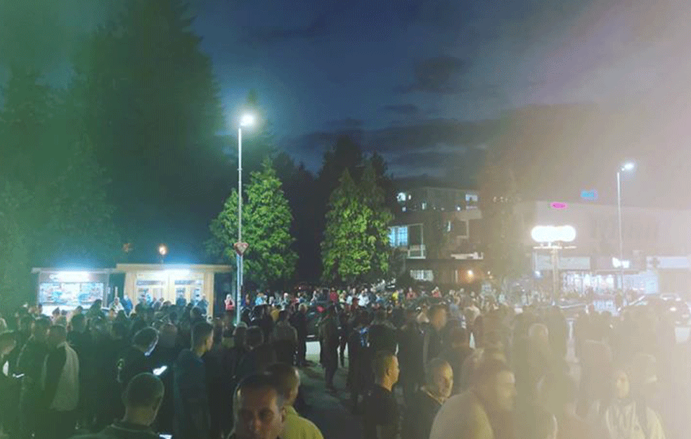 BERANCI BLOKIRALI PUT OD BERANA DO BIJELOG POLJA: Protestuju protiv policijskog terora, opkolili policijsku stanicu! (VIDEO)