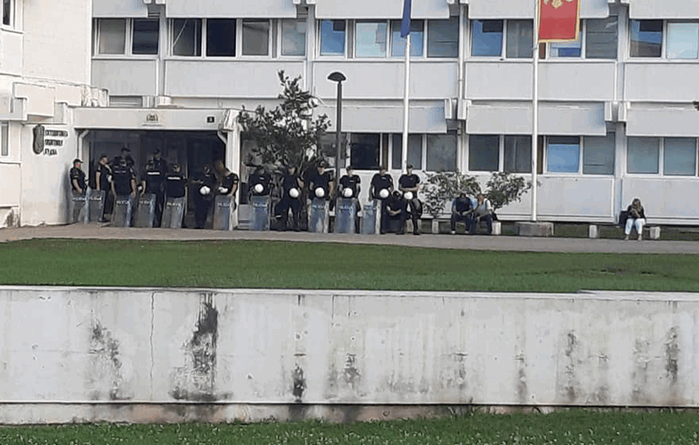Od jutros napeto u Budvi, kordon policije na ulazu u opštinu, zaposleni ulaze samo po spisku (FOTO, VIDEO)