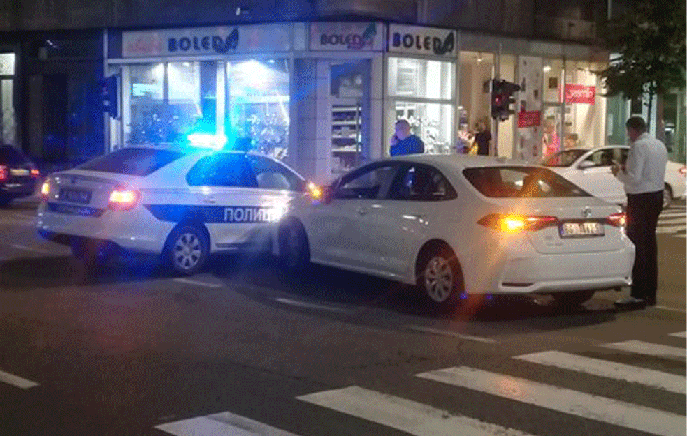 MALER: U centru Beograda udario u policijski auto (FOTO)