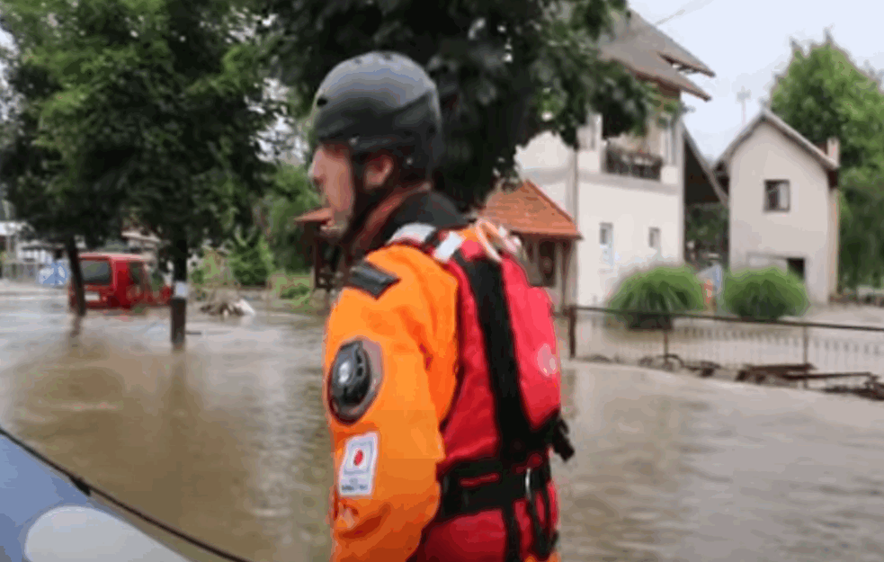 KAO APOKALIPTIČNE SCENE: Spasilac iz Arilja nikad neće zaboraviti uplakanu decu koju uzima od roditelja