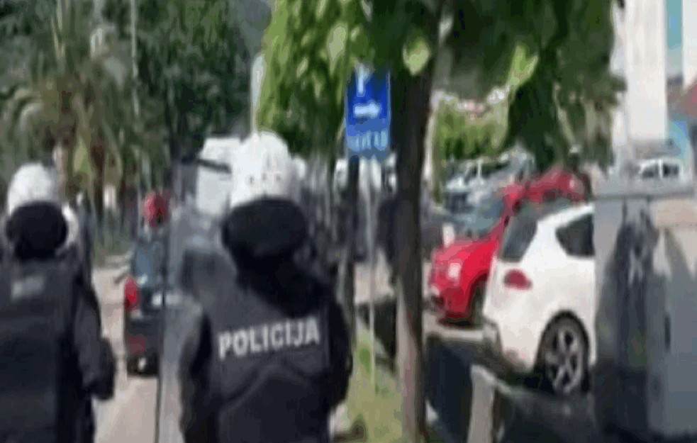 NASTAVLJAJU SE SUKOBI U BUDVI: Kamenovana policijska stanica; Bulatovića gađali jajima (VIDEO)