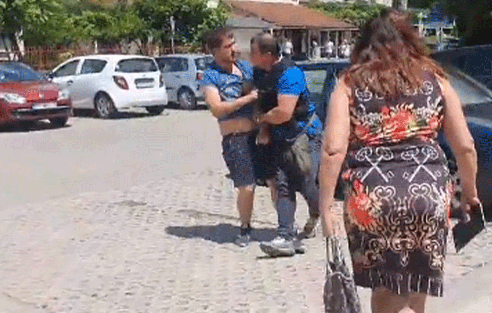 U BUDVI SE KUVA DO SUKOBA: Poletele kamenice posle intervencije policije (VIDEO)