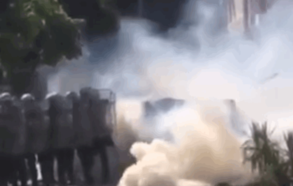 BUDVA I DALJE U HAOSU: Policija suzavac bacila i na decu (VIDEO)