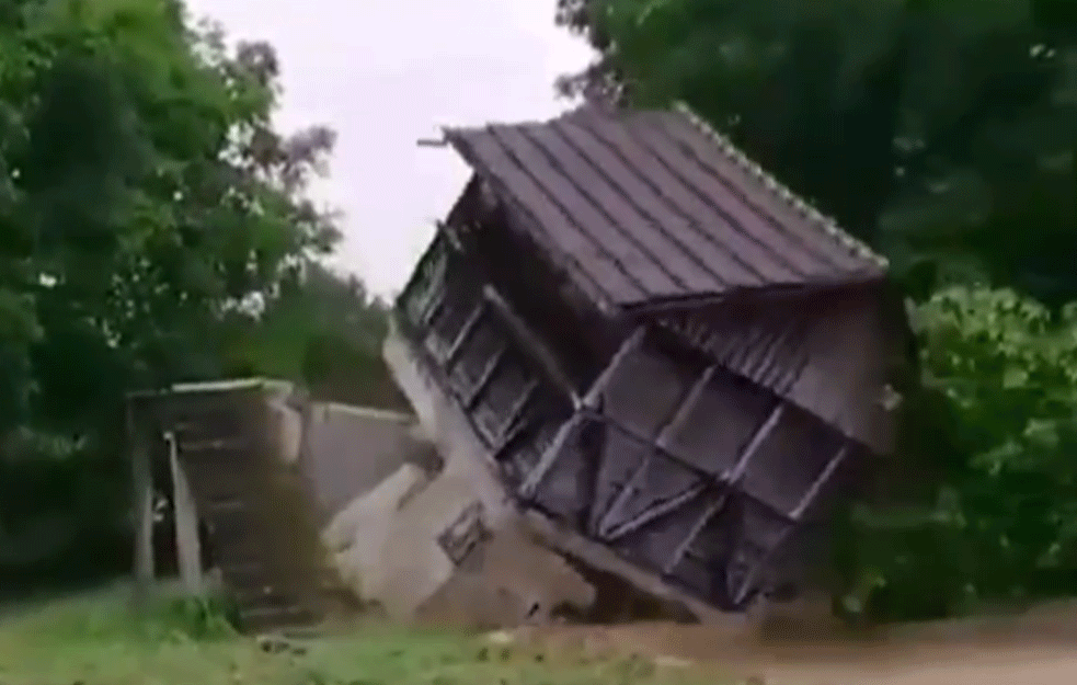 ČARDAK SE SRUŠIO KAO KULA OD KARATA: Poplave razaraju Srbiju! (VIDEO)