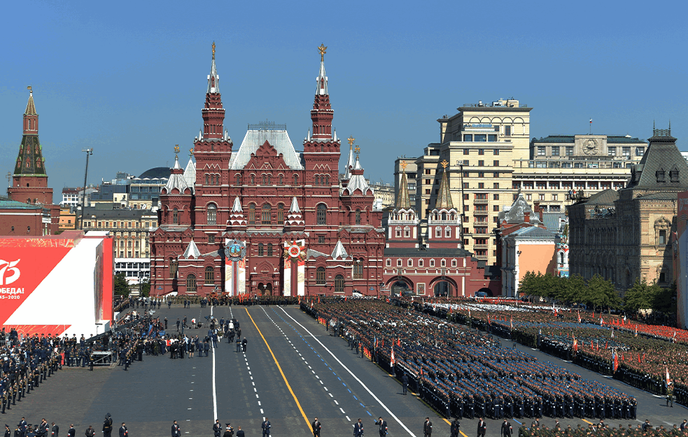 Počela <span style='color:red;'><b>Parada pobede</b></span> u Moskvi, obraćanje Putina (UŽIVO VIDEO)