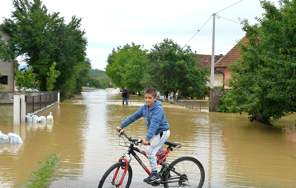 Stotine građana evakuisano, nestao bračni par iz Studenice, vanredna situacija u 15 opština (FOTO, VDEO)