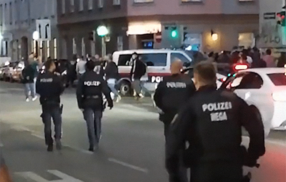 Žestoka tuča u Beču: Turski demonstranti naleteli na Kurde, policija bila prinuđena da reaguje, korišćen i helikopter (VIDEO)