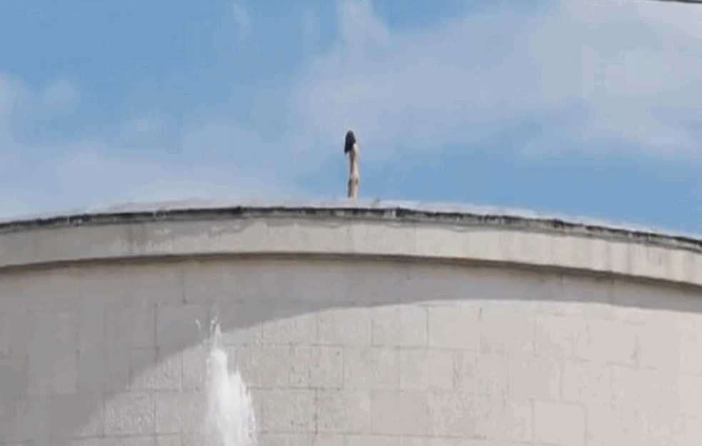 Umetnica se popela gola na vrh džamije u Zagrebu (VIDEO)