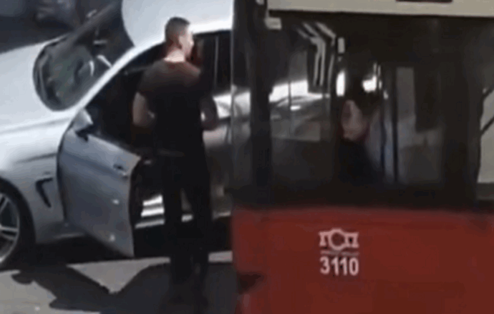 BAHATO DA BAHATIJE NE MOŽE: Provocirao šofera, a on ostao PRIBRAN! (VIDEO)