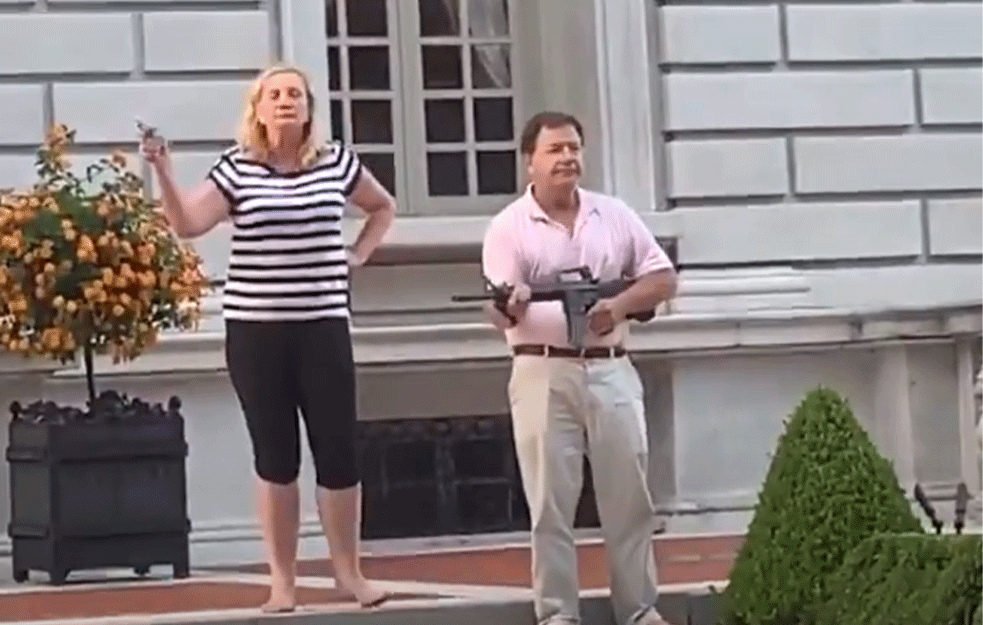 DALJE RUKE OD MOJE KUĆE! Muž i žena AUTOMATOM branili vilu od DEMONSTRANATA! (VIDEO)