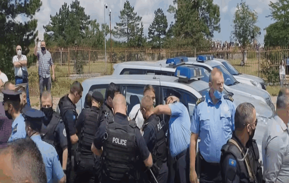 Incident na <span style='color:red;'><b>Gazimestan</b></span>u: Kosovska policija zbog srpske zastave privela i tukla dvojicu mladića (VIDEO)