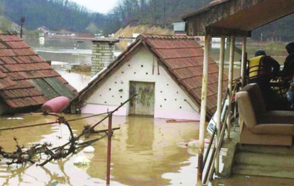 SRPSKI POLJOPRIVREDNICI OČAJNI: Poplave im uništile sve, njive pune panjeva, guma, smeća i uginule stoke