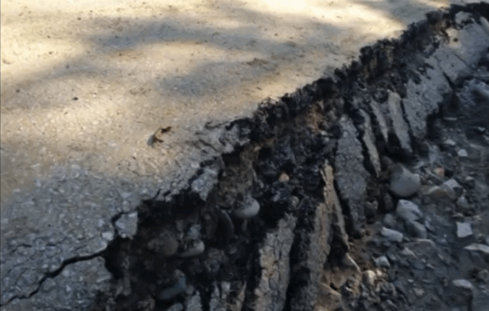 <span style='color:red;'><b>SRPSKO SELO</b></span> ODSEČENO OD SVETA: Poplava odnela gazdinstva- meštani bez vode, stoka bez hrane (VIDEO)