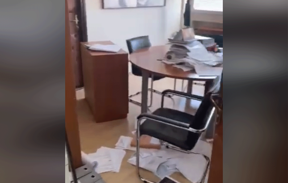 NEMA ZATIŠJA U BUDVI: Privatno obezbeđenje DPS polomilo enterijer u kancelarijama u Opštini Budva! (VIDEO)