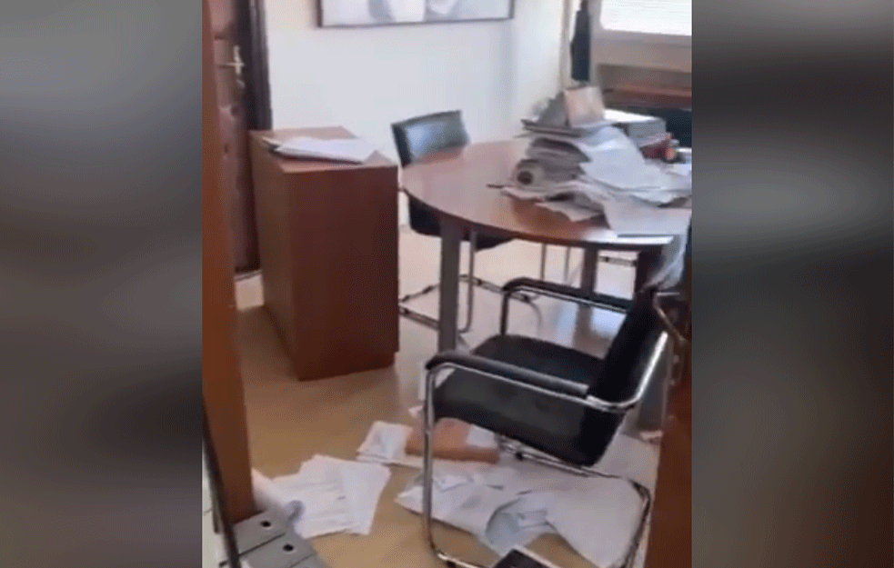 NEMA ZATIŠJA U BUDVI: Privatno obezbeđenje DPS polomilo <span style='color:red;'><b>enterijer</b></span> u kancelarijama u Opštini Budva! (VIDEO)