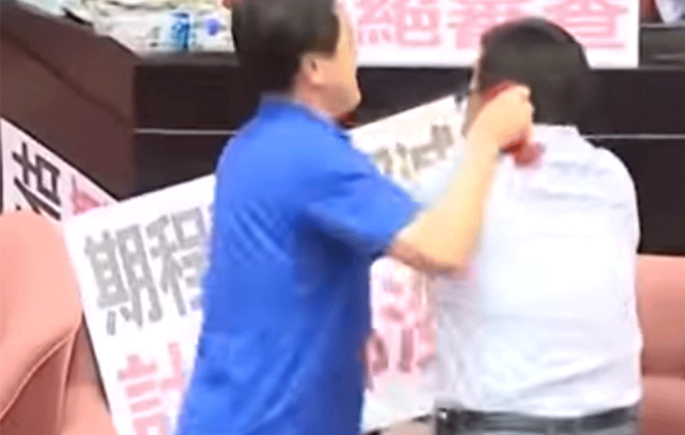 MAKLJAŽA U PARLAMENTU: Tajvanski poslanici se pesničili bez milosti (VIDEO)