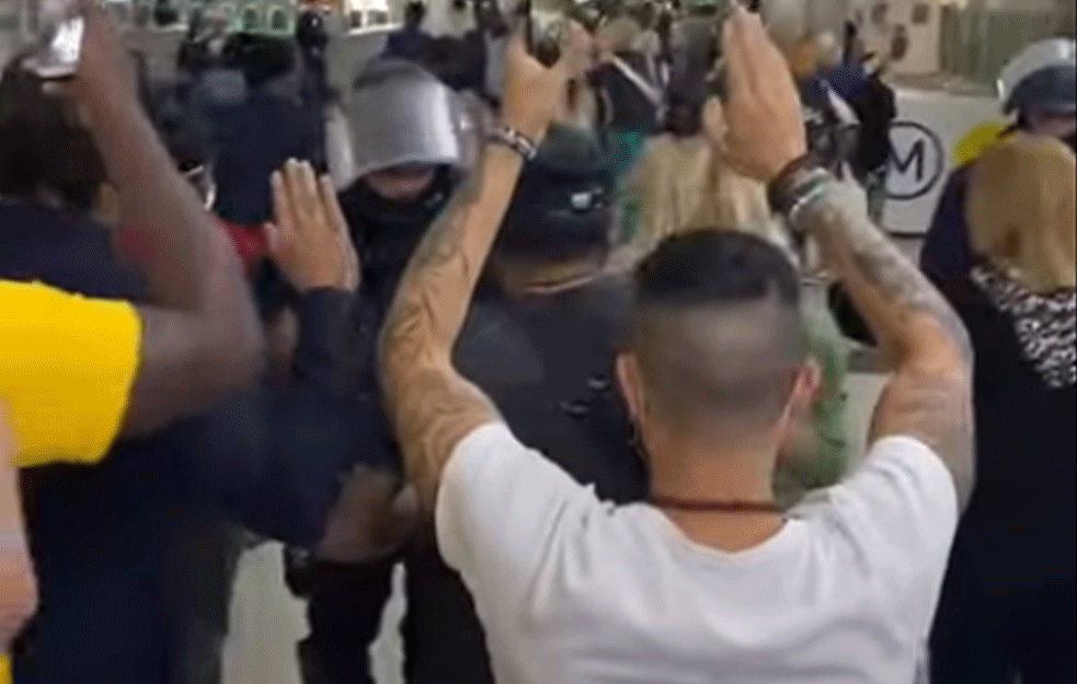 HAOS U PARIZU: Naoružan čovek šeta po tržnom centru, policija evakuisala ljude! (VIDEO) 