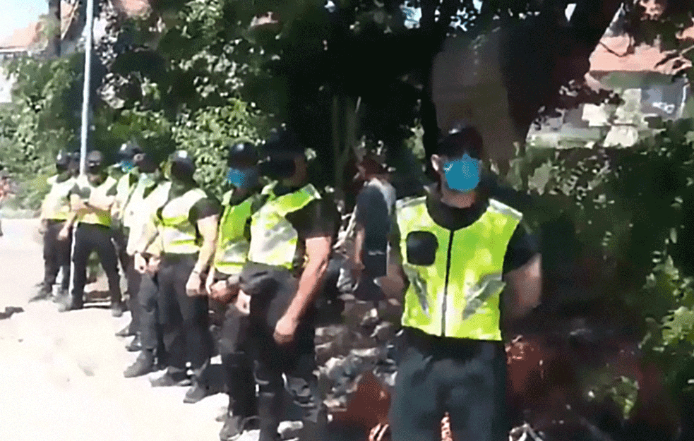 STANARI POŽEŠKE DOBILI BITKU ZA PARKIĆ posle bagera, policije, protesta i rasprava (VIDEO)