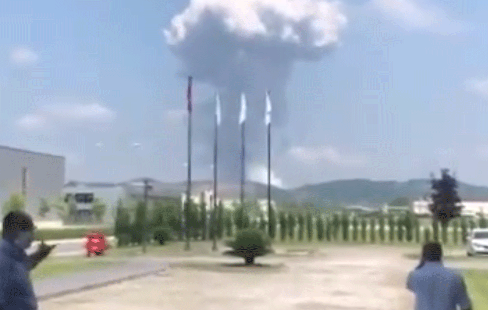 DVE KUĆE U NJUJORKU IZGORELE: Dao detetu da pali rakete za <span style='color:red;'><b>vatromet</b></span> 