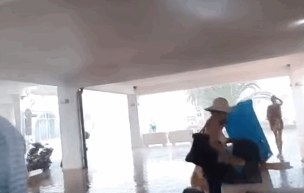 Nevreme u Dalmaciji, šetališta poplavljena, gosti bežali sa plaže (VIDEO)