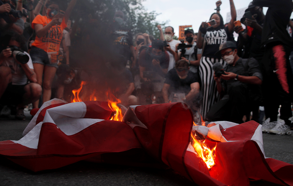 'ČESTITKE' ZA 4. JUL ISPRED BELE KUĆE: Revoltirani Amerikanci palili zastavu 'ona je simbol ropstva, rata i genocida' (VIDEO)