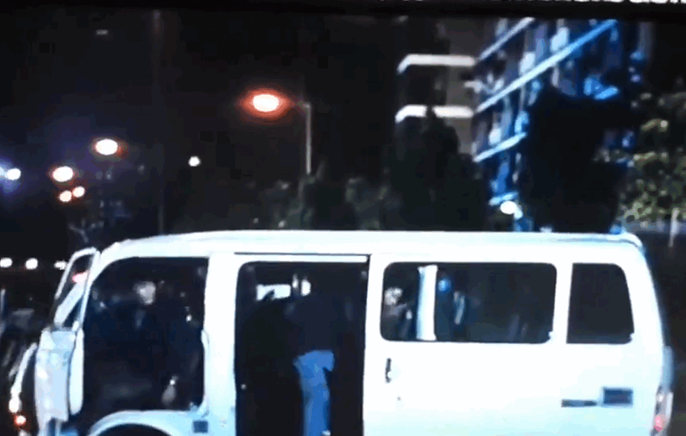 U centru grada sukobi sa policijom, suzavac na sve strane a na nacionalnoj televiziji akcija sa Džeki Čenom (VIDEO) 