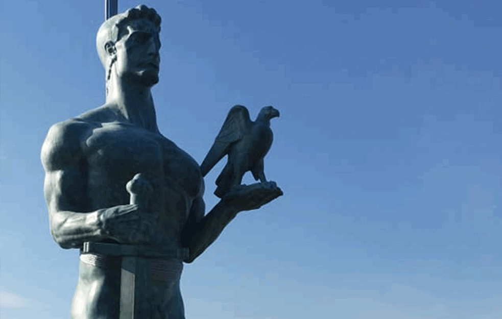 Da li znate koju pticu drži u ruci `Pobednik` na Kalemegdanu?