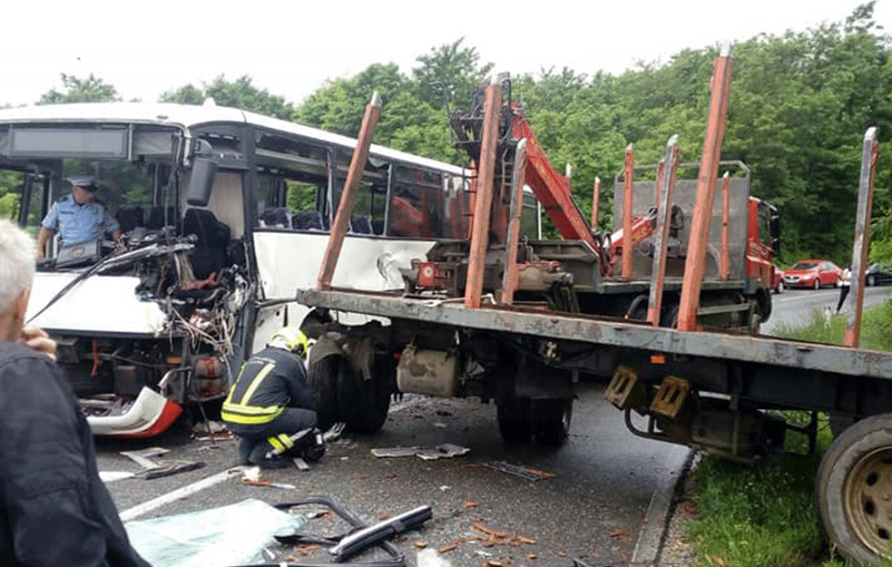 STRAVIČNE SLIKE TEŠKOG UDESA: Više povređenih u sudaru autobusa i kamiona (FOTO)