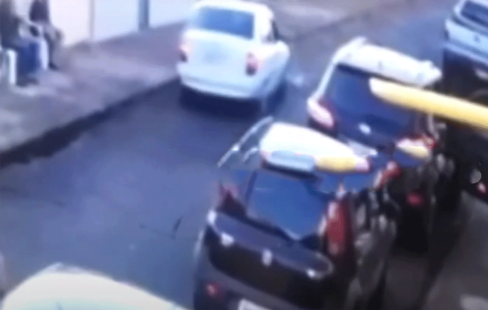 JEZIVO: DEČAK (2) PODLETEO POD AUTO, PREGAZILI GA TOČKOVI A IPAK PREŽIVEO (UZNEMIRUJUĆE)