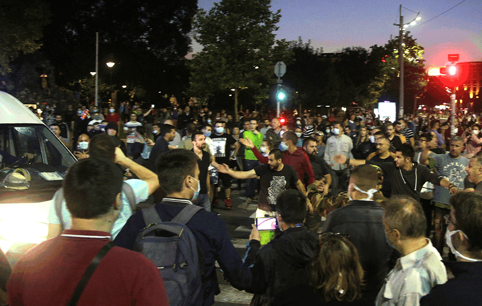 Policija bacila suzavac na demonstrante posle još jednog pokušaja građana da uđu u Skupštinu (VIDEO)