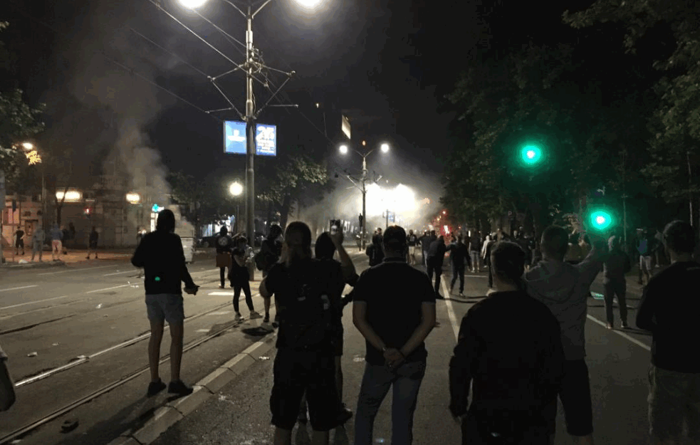 NOVI SUKOBI POLICIJE I DEMONSTRANATA: I u Bulevaru Kralja Aleksandra došlo do razmene suzavca (VIDEO)