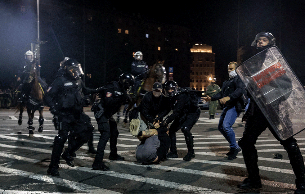 POKRENUT POSTUPAK PROTIV POLICIJE: Zaštitnik građana istražuje da li je upotrebljena prekomerna sila tokom beogradskih protesta