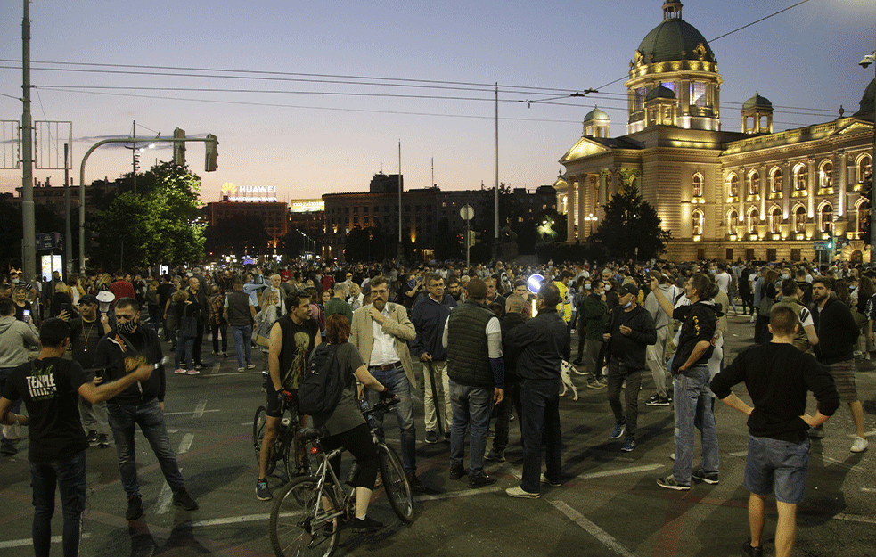 SLIKA SA ULICA BEOGRADA KROZ PRIZMU SVETSKIH MEDIJA: Od Kine do SAD, planeta u šoku posmatra dešavanja u prestonici Srbije (VIDEO)