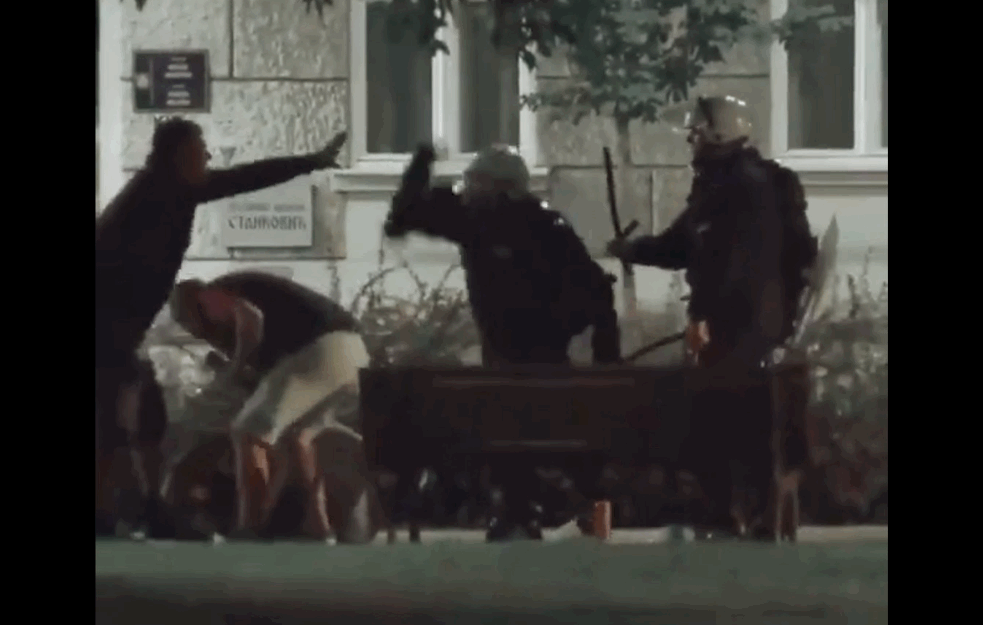 Brutalnost policije u jednoj noći: Pendrečenje mladića dok sede na klupi, kerovima i konjima na građane i oko sedamdeset bačenih suzavaca (VIDEO)