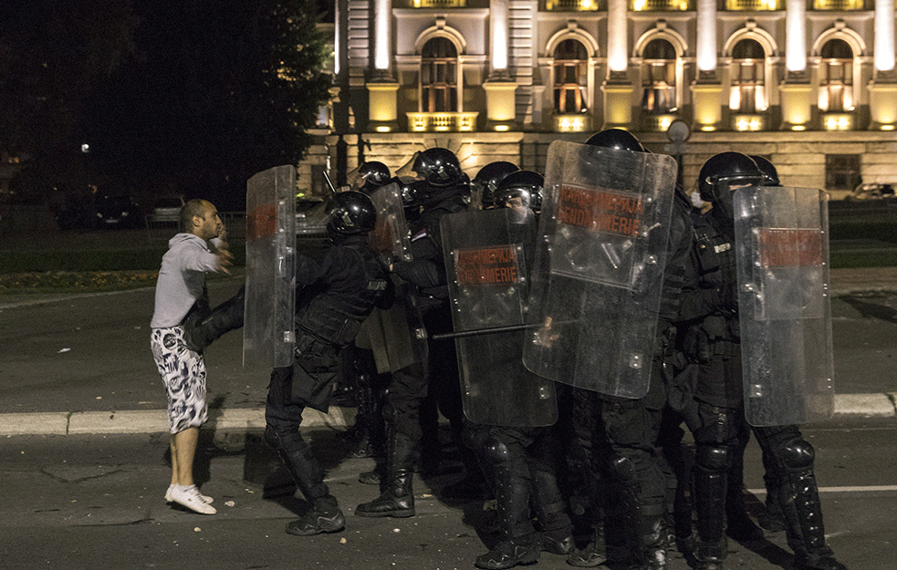SRBIJA I SVET O DOGAĐAJIMA U BEOGRADU: Policijska brutalnost nad narodom i huligani nad 'huliganima'