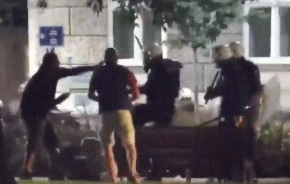 JOŠ JEDAN POKAZATELJ BRUTALNOSTI: Podsetite se kako su policajci pretukli trojicu momaka dok su mirno sedeli na klupi (VIDEO)