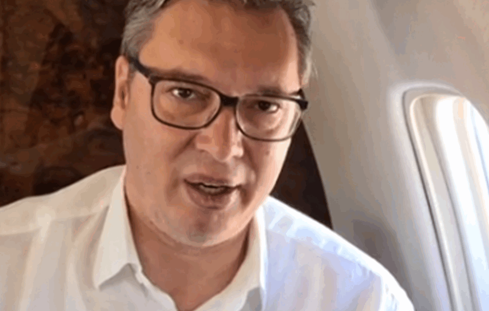 UPOREDIO DEMONSTRANTE SA HORTIJEVCIMA: Vučić poslao poruku iz aviona na putu u Pariz