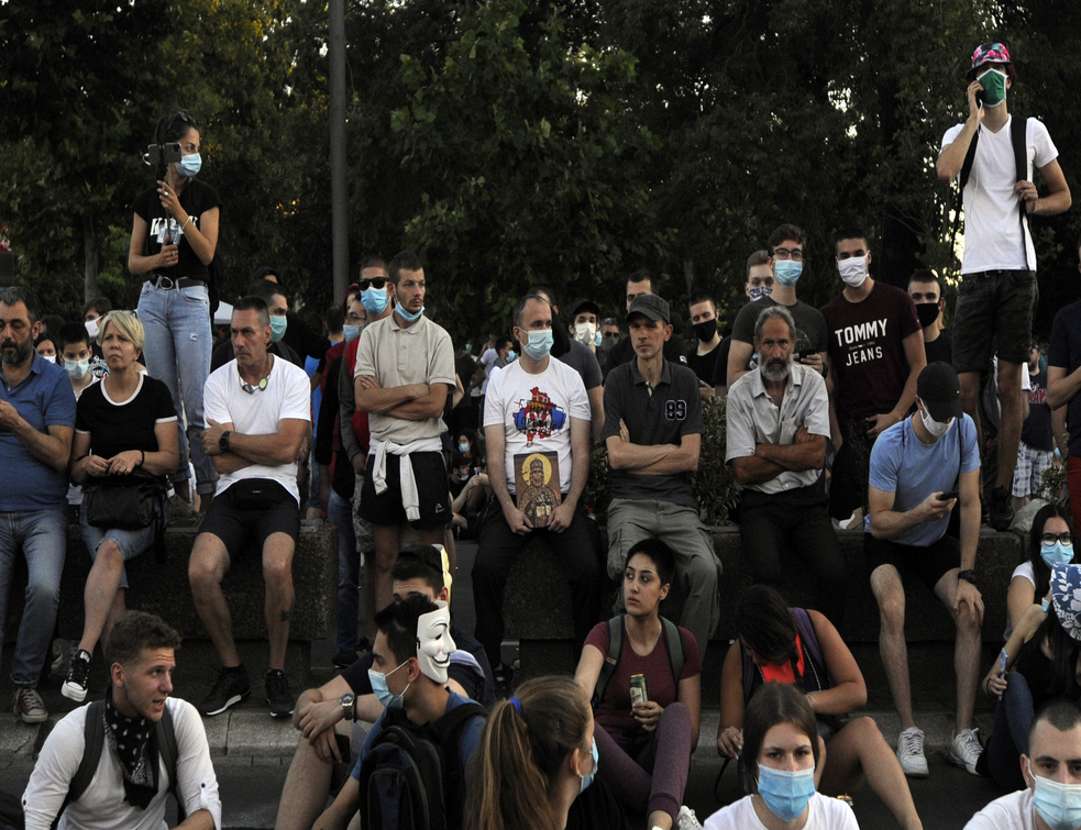 PROTEST MIRAN, ALI IMA PROVOKACIJA: Topovski udari odjekuju, policija spremna (FOTO)