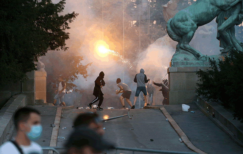 <span style='color:red;'><b>Protesti u Srbiji</b></span> u očima stranih medija:  `Ekstremisti napadima izazvali policiju i nerede`
