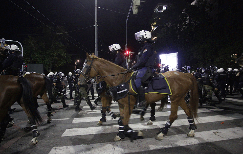 Konjica rasterala demonstrante sa Bulevara kralja Aleksandra! (VIDEO)