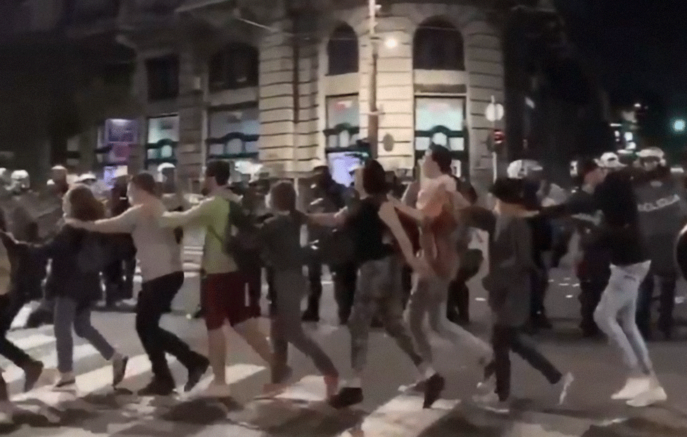 Pesmom protiv kordona! Ovo je bila najveselija ekipa demonstranata sinoć u Beogradu (VIDEO)