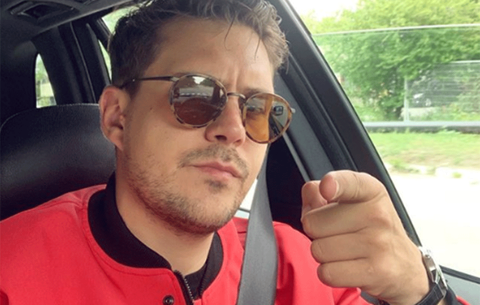MILOŠ BIKOVIĆ SE OGLASIO O PROTESTIMA: <span style='color:red;'><b>Monolog</b></span> glumca izazvao burne reakcije! (VIDEO)
