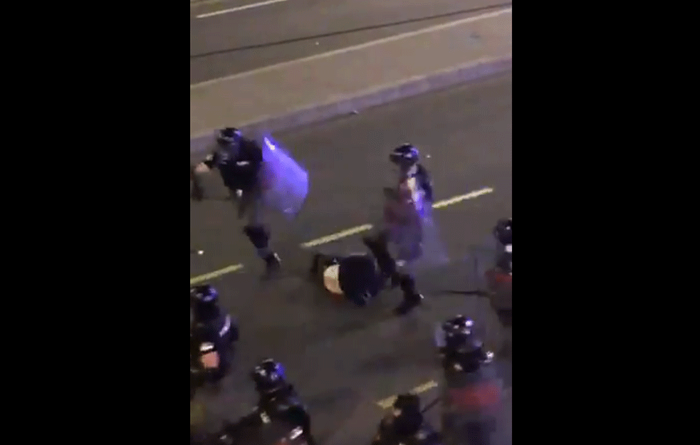 BOLNA PRIČA OKONČANA SREĆNIM KRAJEM: Mladić kog je policija brutalno pretukla ponovo sa porodicom i devojkom! (FOTO)