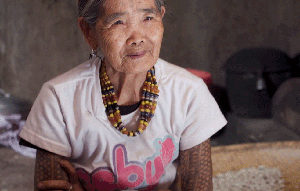 Kroz prašumu FILIPINA do BAKE KOJA TETOVIRA KAO MAJSTOR!