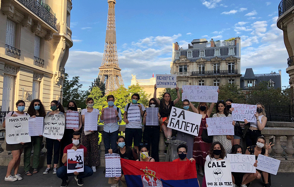 Srpski studenti i doktoranti u Parizu spremili doček Vučiću uz parole: Pendrek demokratija! (FOTO)