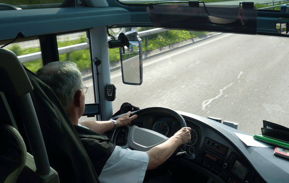 UDES NA IBARSKOJ MAGISTRALI: Autobus sleteo kod Meljaka, saobraćaj zatvoren na toj deonici