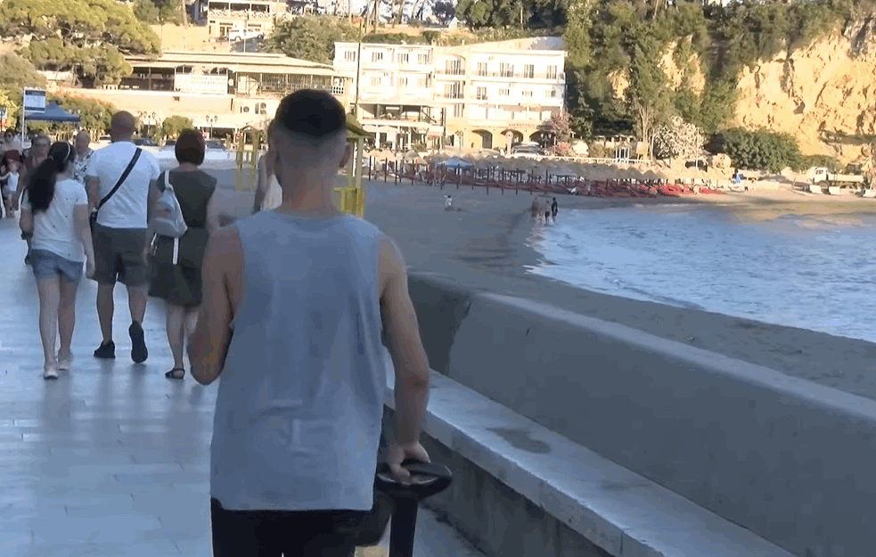 Turista iz Nemačke: `Stavio sam 50 evra u pasoš i prešao granicu`(VIDEO)