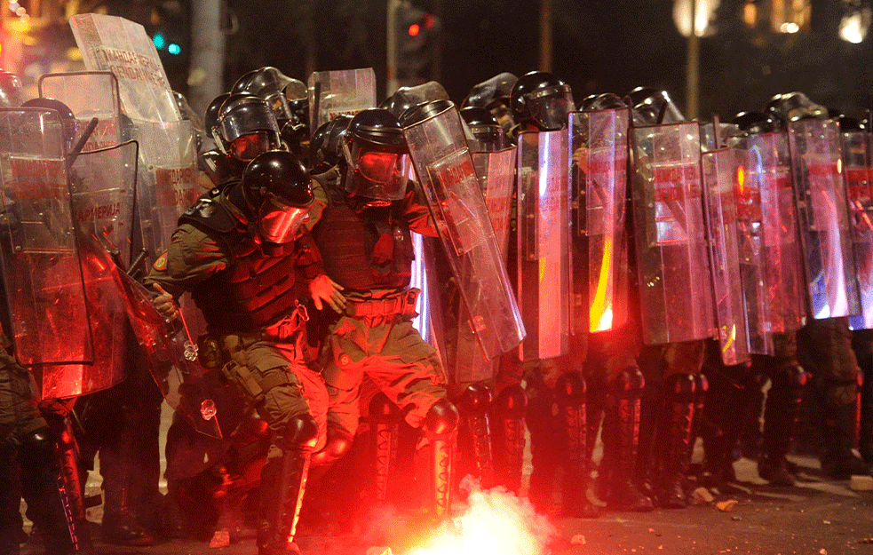 PROTESTI TRAJALI DO PONOĆI: 19 ljudi uhapšeno, isto toliko povređeno