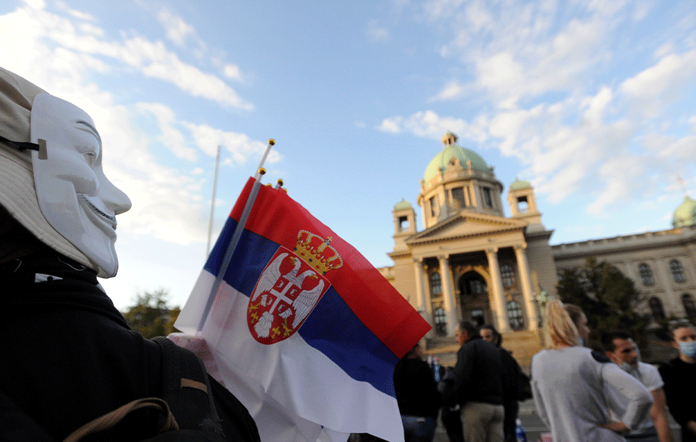 NASTAVLJENI PROTESTI ŠIROM SRBIJE: Protesti mirni, u Beogradu <span style='color:red;'><b>mladić i devojka</b></span> preskočili ogradu (VIDEO)