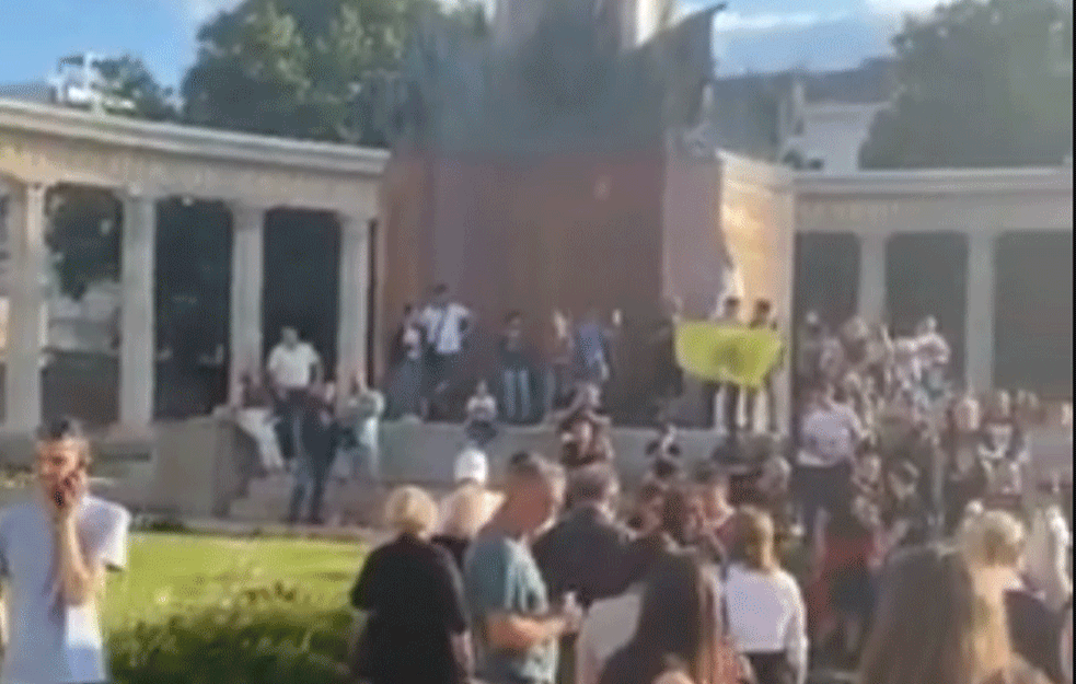 Srbi se okupili u Beču i organizovali protest ispred ambasade: 'Ne tuci svoj narod'! (VIDEO)